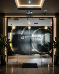 مدخل المكتب الرئيسي لشركة FIX Consulting: لافتة FIX Consulting على الباب الزجاجي
